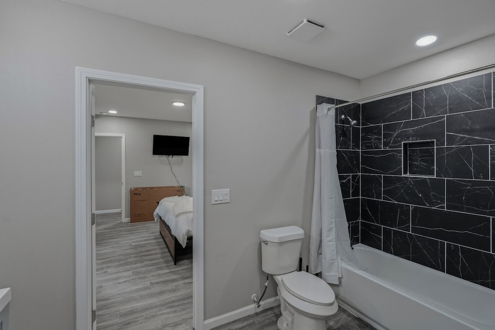 Spacious 3BR Retreat Near Downtown River Walk