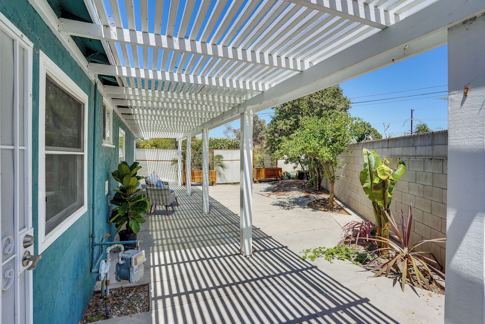 7 Mi Huntington Beach: Family Home w/ Patio!