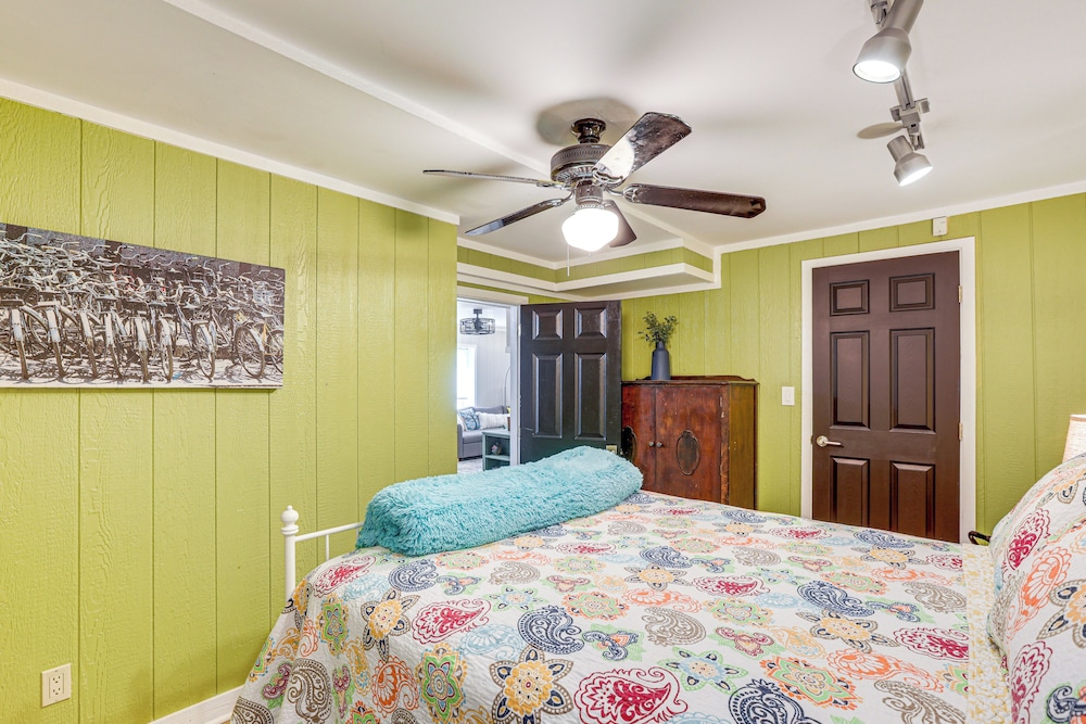 Walk to Empower Field & Sloan Lake: Charming Apt!