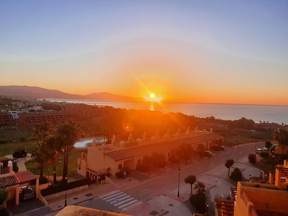 3 Bed Penthouse - Sleeps 8 - Pool - Sea View