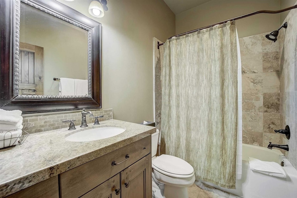 2 Condos Ski-in/ski-out at Deer Valley + Hot Tubs Mont Cervin by Avantstay