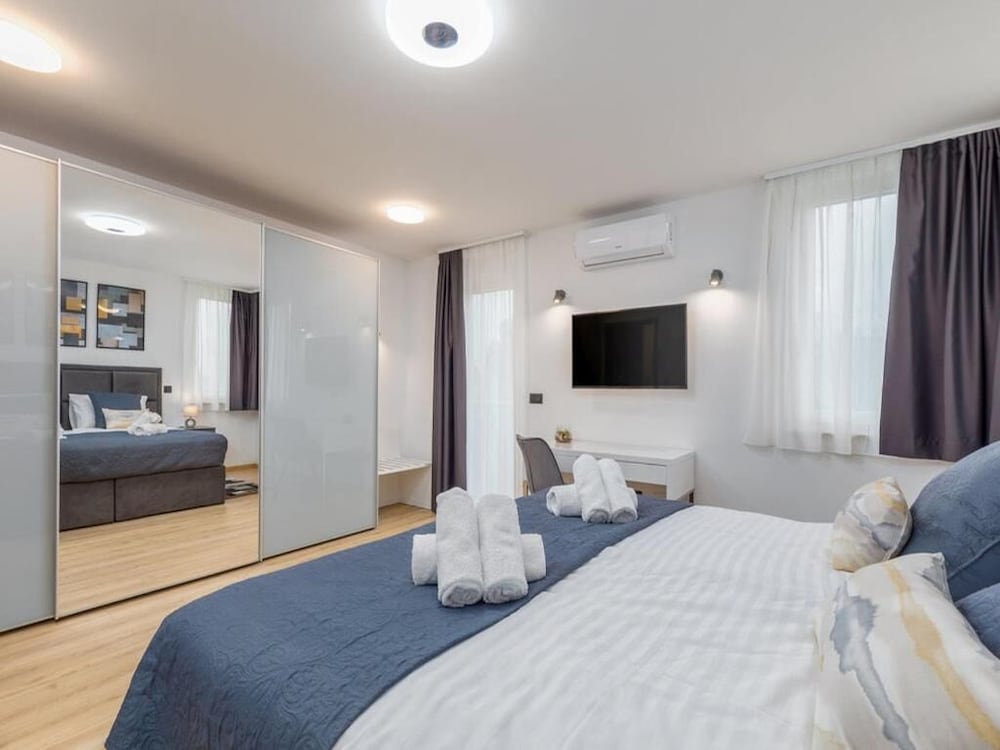 Villa D Pula 3-bedrooms Luxury Accomodation view 3