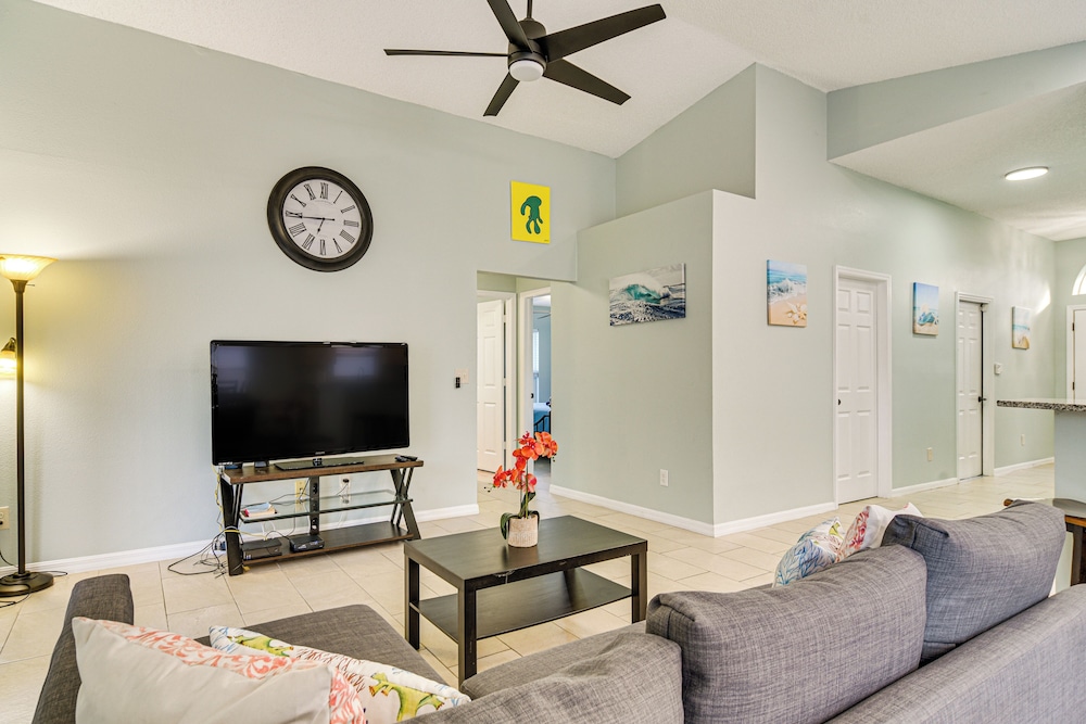 3 Mi to Clearwater Beach: Home w/ Patio & Grill!