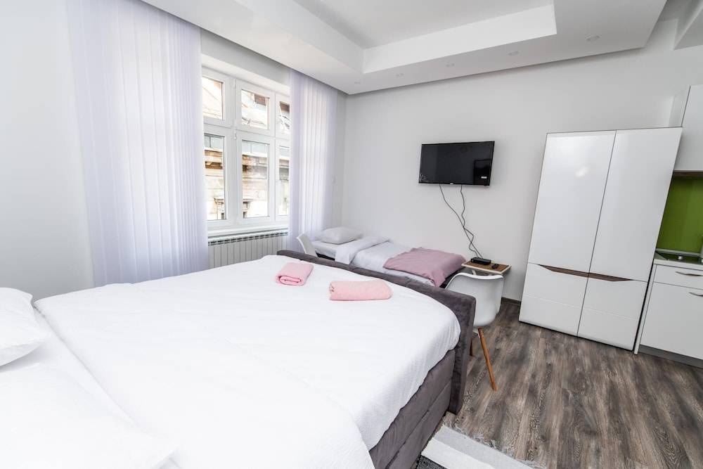 Modern Newly Refurbished Studio Main Street view 4