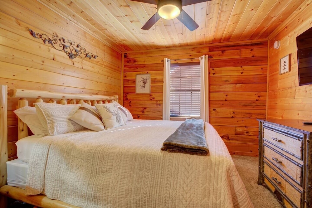 All Ya Need 4 Bedroom Cabin