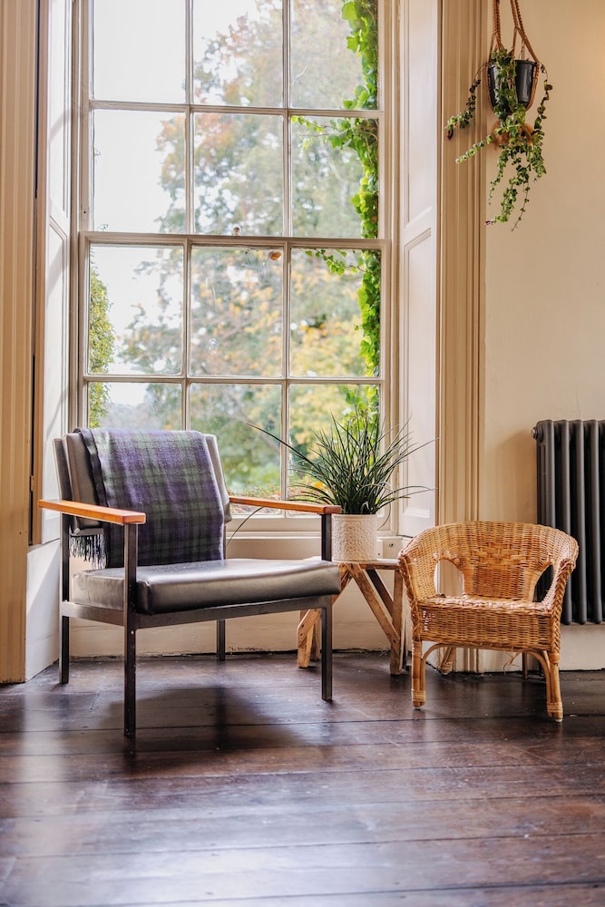 Stunning 8-Bedroom Home in Painswick