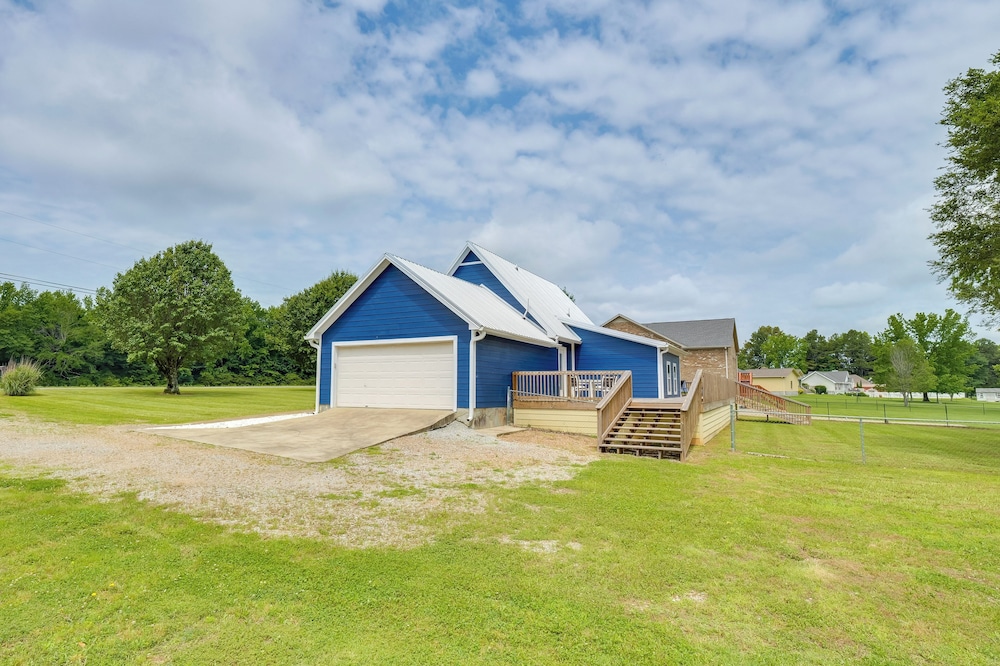 Group Getaway: Lakefront Retreat in Fayetteville!