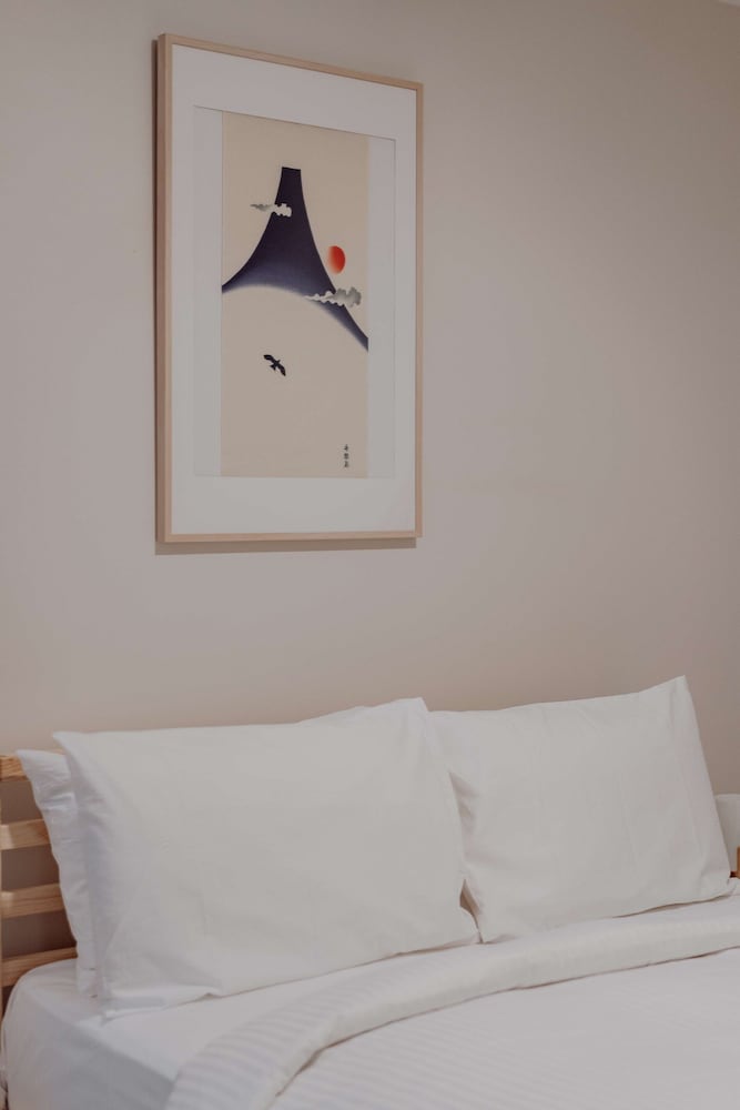 Central 2-bed With Gym and Parking