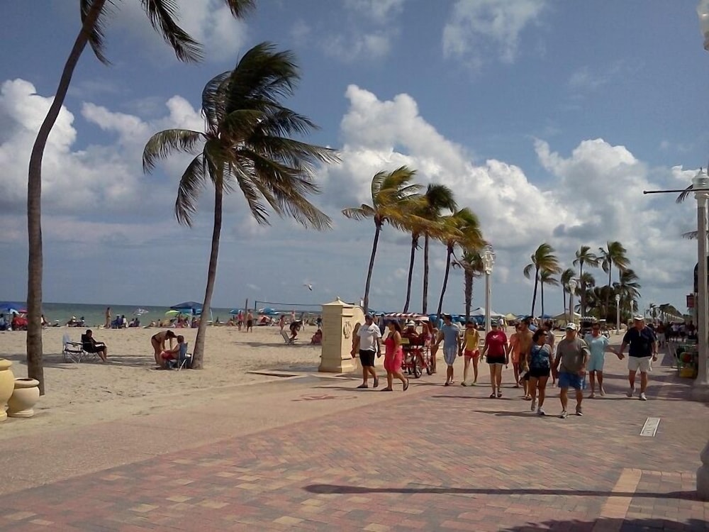 Hollywood Beach Resort -two Bedrooms Sleeps 6