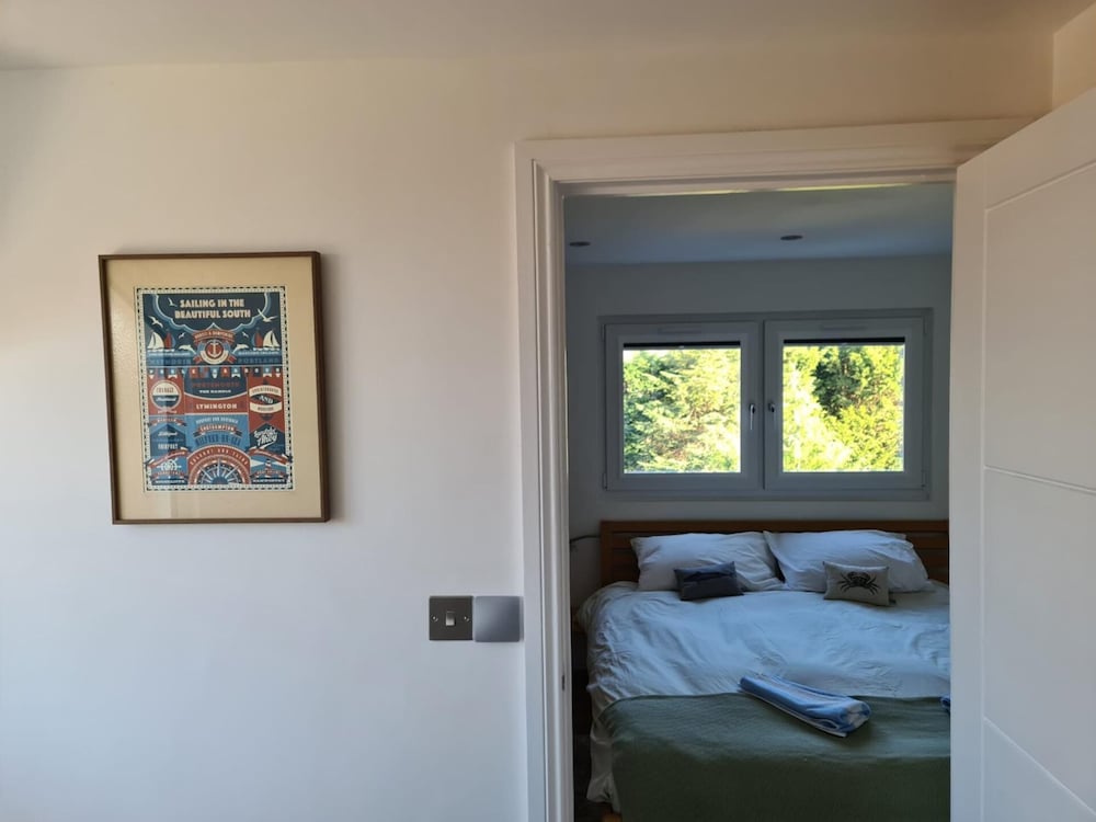 Newly Refurbished 4-bed House in Bournemouth view 4