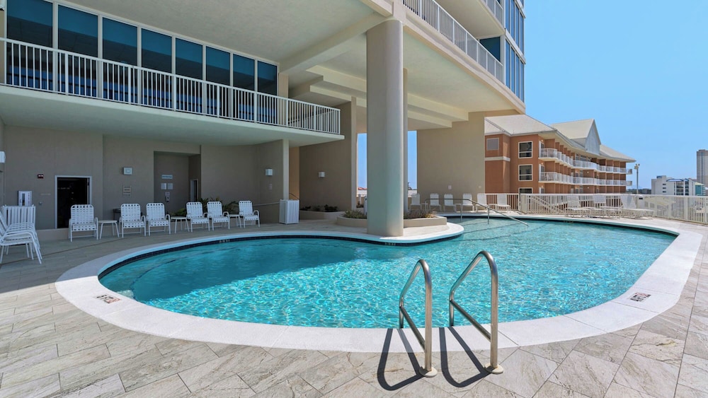 2BR Gulf Front Condo w/ Pool, Gym, Hot Tub + Free Attraction Tickets!