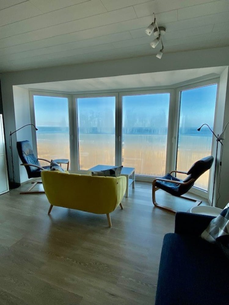 Cosy Renovated Flat on the Seafront