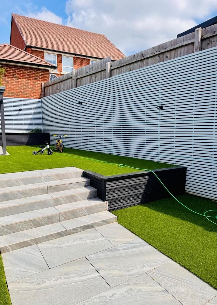 High END Spacious 4 Bed House - Free Parking