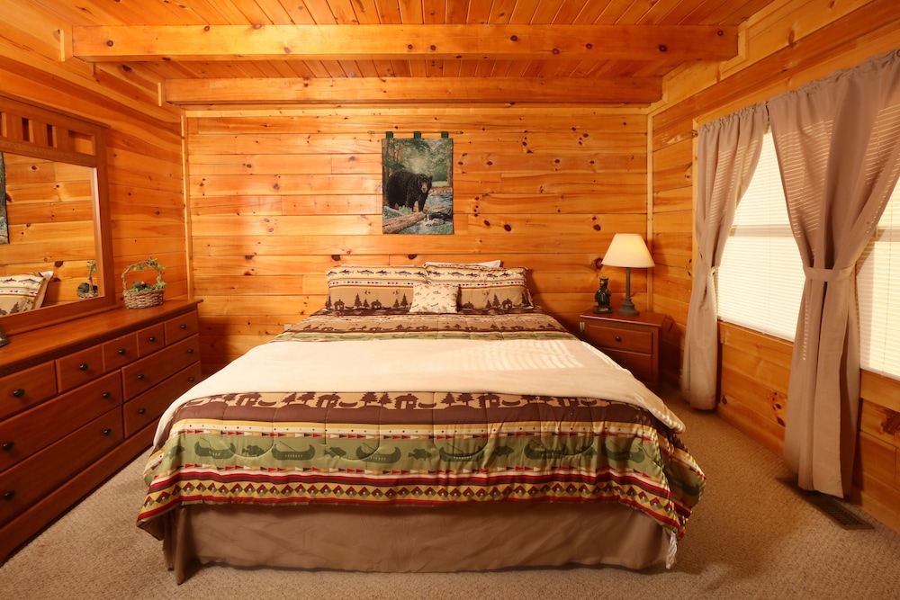 Bear Heaven - Two Bedroom Cabin view 4