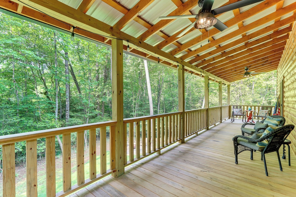 10 Mi to Main St Murphy: Cabin w/ Covered Deck!