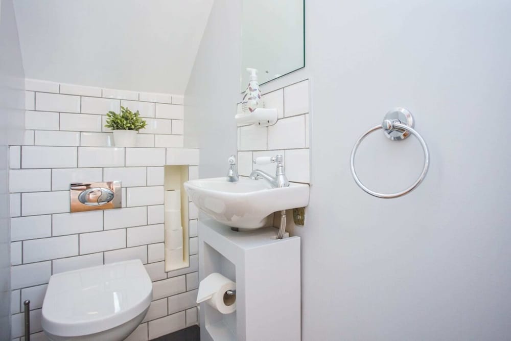 Stylish & Modern 3 Bed Flat in NW London With Garden