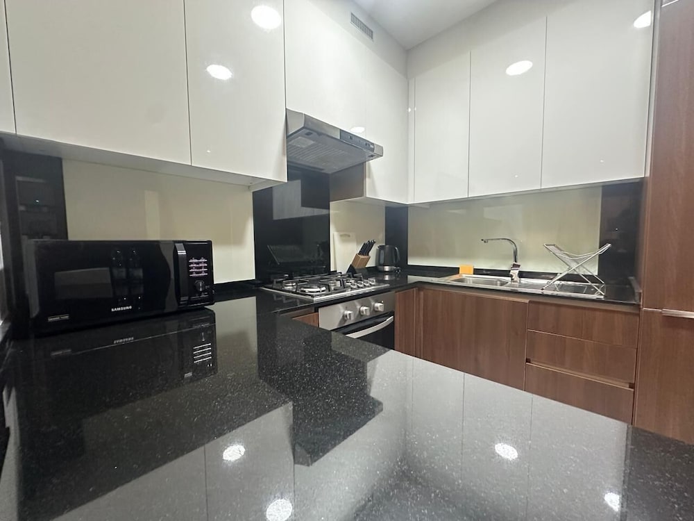 Modern 1BR in J One Pool & Gym