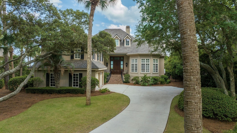 Luxury, Stunning 6 Bedroom Home with Saltwater Pool on the Beach
