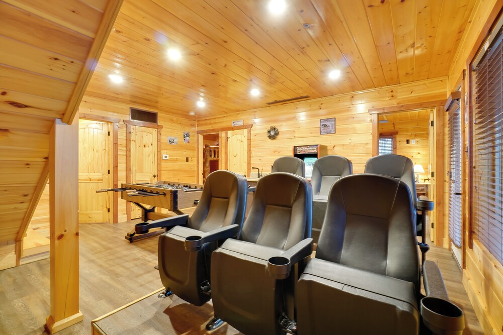 Hot Tub, Game Room & Mtn Views: Sevierville Cabin