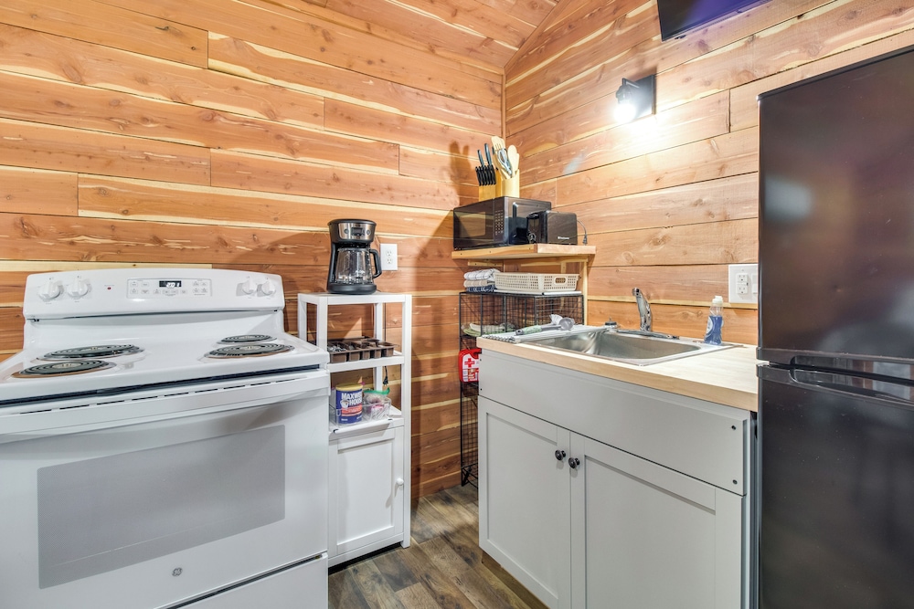 Half-mi to Bull Shoals Lake Access: Angler's Cabin