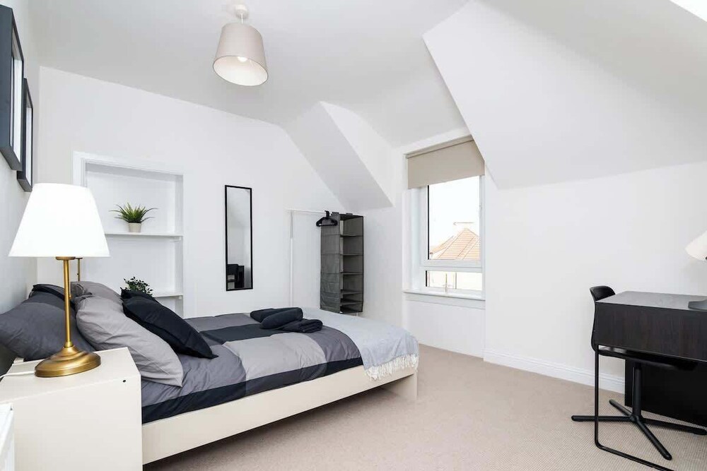 2 Bedroom House-free Parking