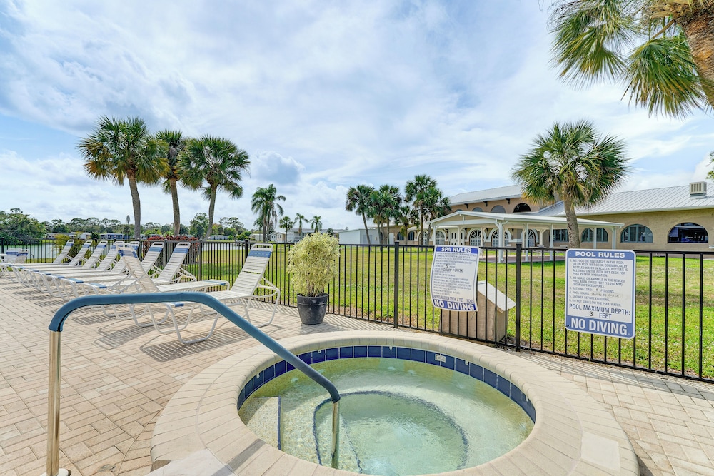 Pool Access! Couples Haven 4 Mi to Dtwn Fort Myers