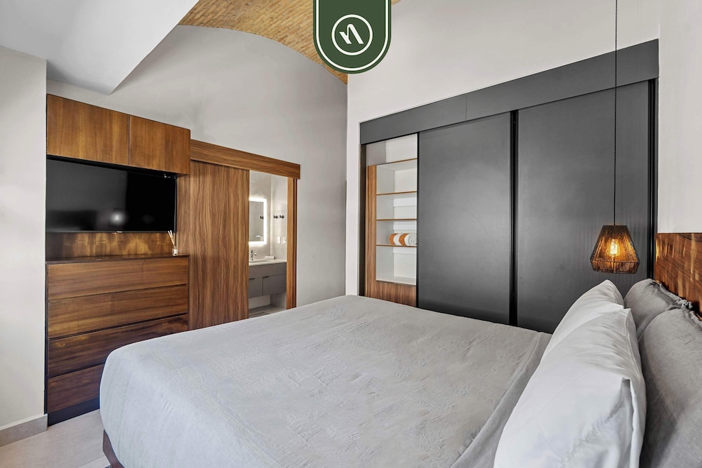 Restored Historic 2 BR Condo in Downtown - Pool