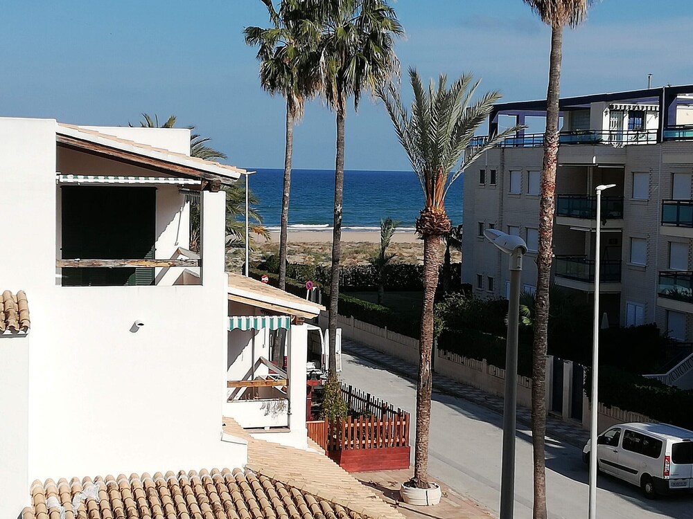 48960877 view 4