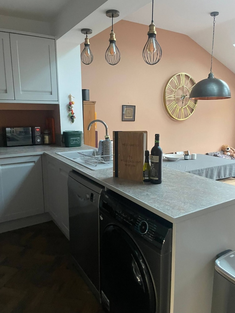 Spacious 4-bed House Close to LHR and London