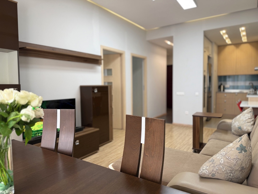 Deluxe 2-bedroom apartment by Sweet Home
