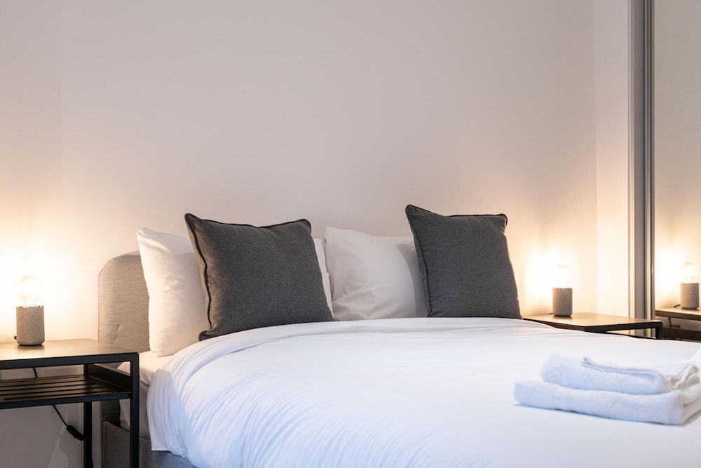 Seven Living Residences Solihull - 1 Bed Apartment Close to NEC and BHX view 4