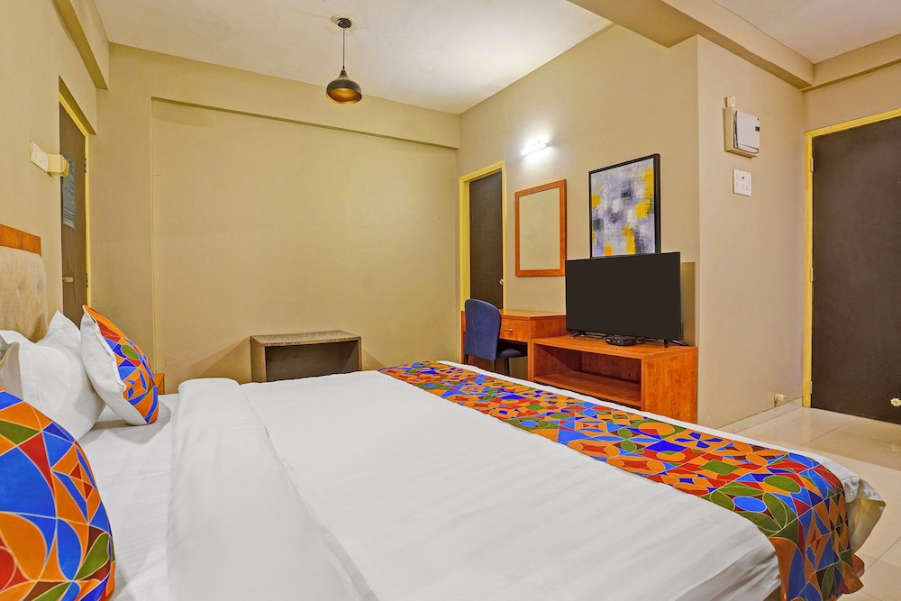 Fabhotel Charvi Reemz