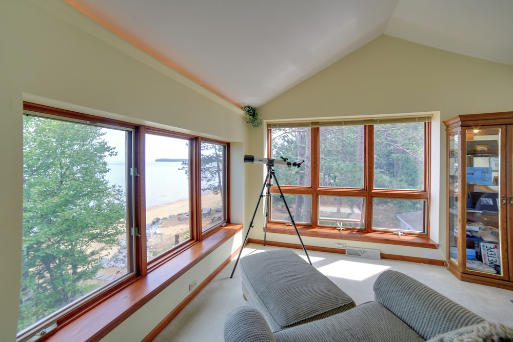 Lakefront Lookout! Private Sand Beach on Superior
