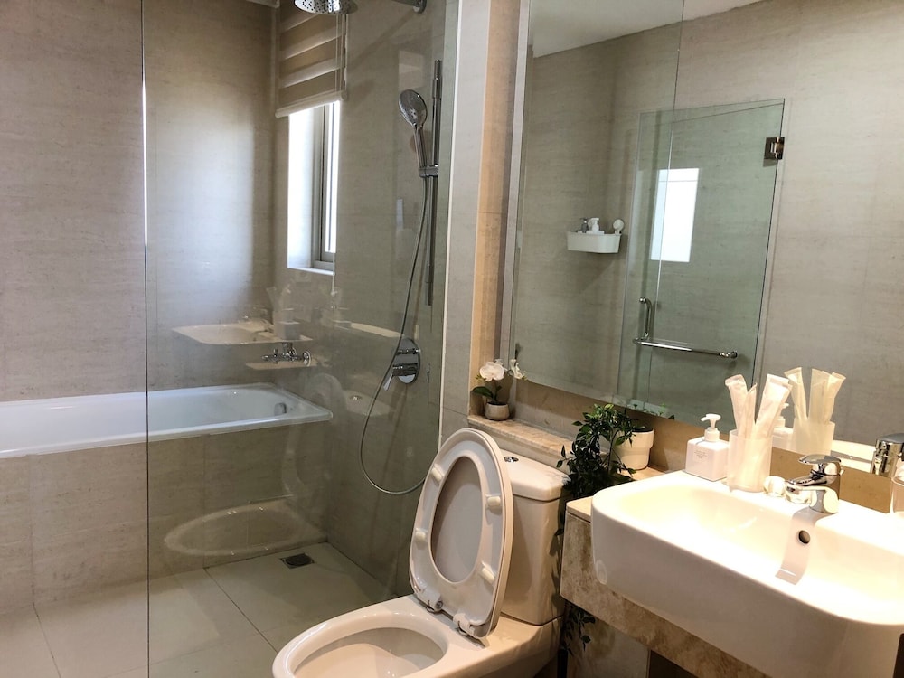 Gold Coast PIK Sea View Apartments by LongeSuites view 4