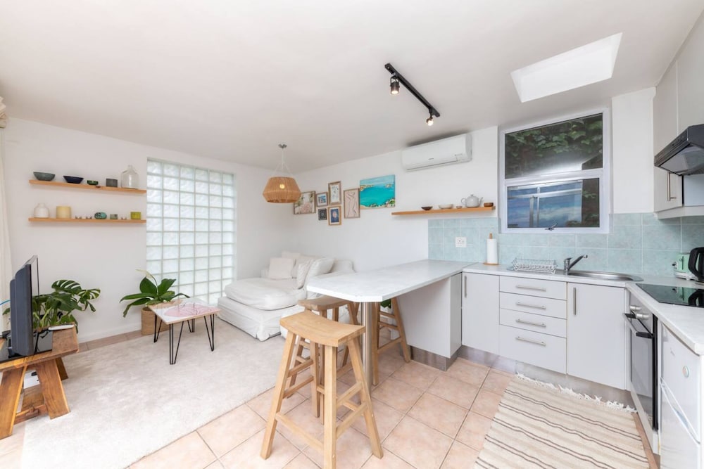Stylish and Bright 1 Bedroom Apartment - Camps Bay view 3