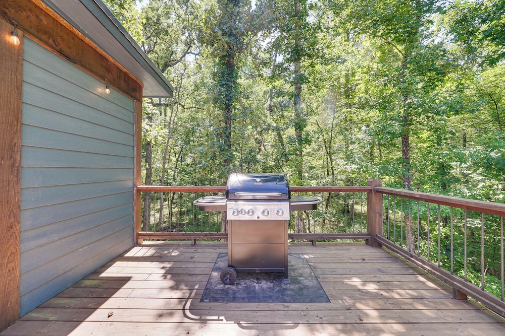 Creekside Cabin w/ Views & Hot Tub in Broken Bow