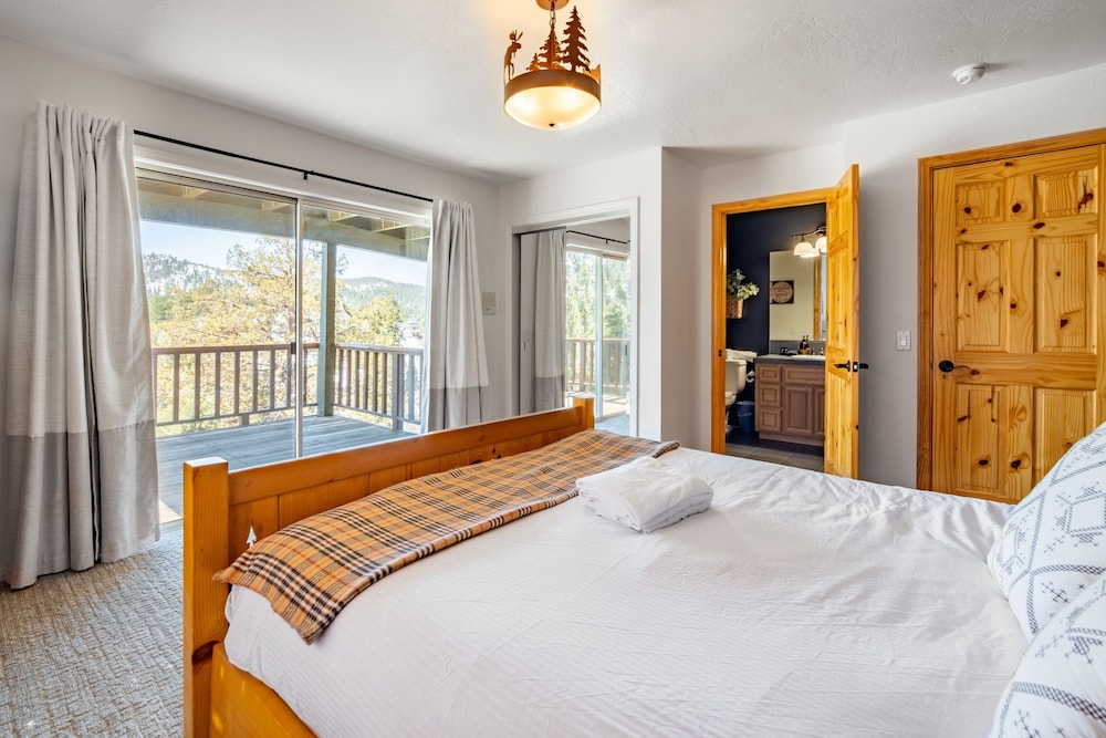 Endless View Lodge by Avantstay Incredible Views Close To Bear Mountain Ski Resort w Hot Tub