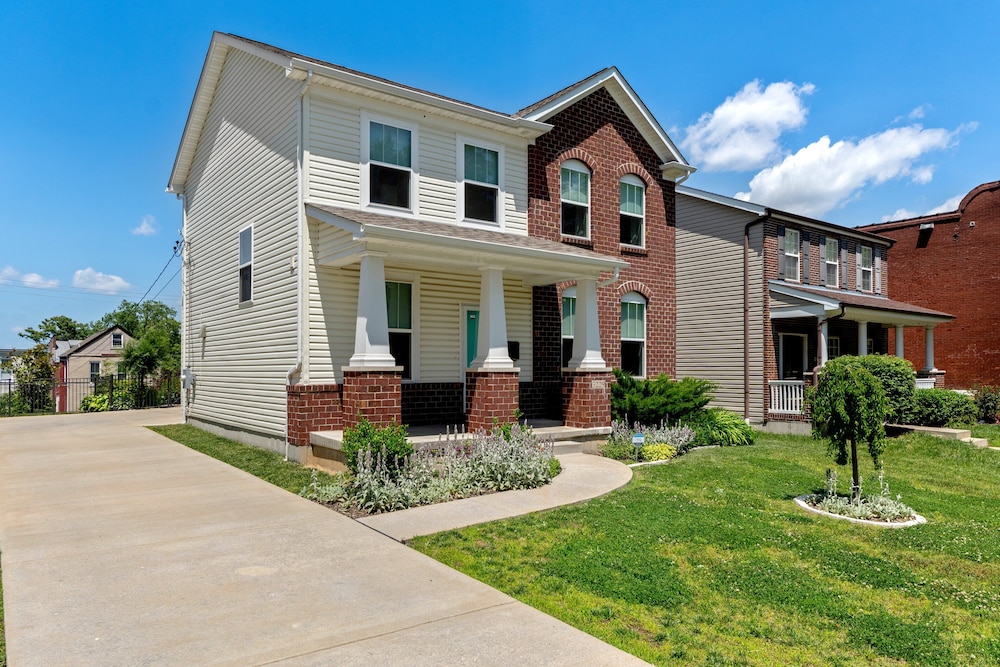 Modern Home W/garage Near SLU JZ Vacation Rentals