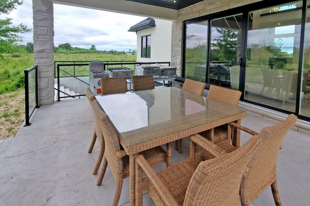Lucky Mansion Luxury Villa in Fort Erie