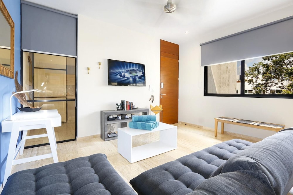 3BR Penthouse Private Plunge Pool Spacious Rooftop Sleeps 9 view 3