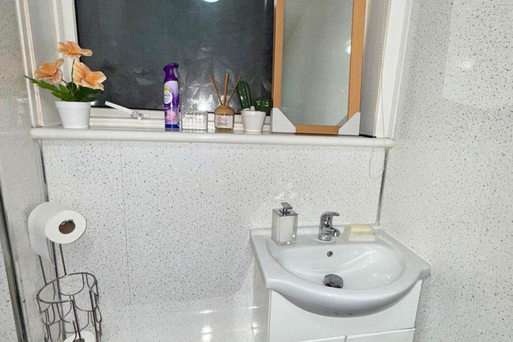 2 Bedroom Apartment - Sleeps 4, Free Parking, Wifi