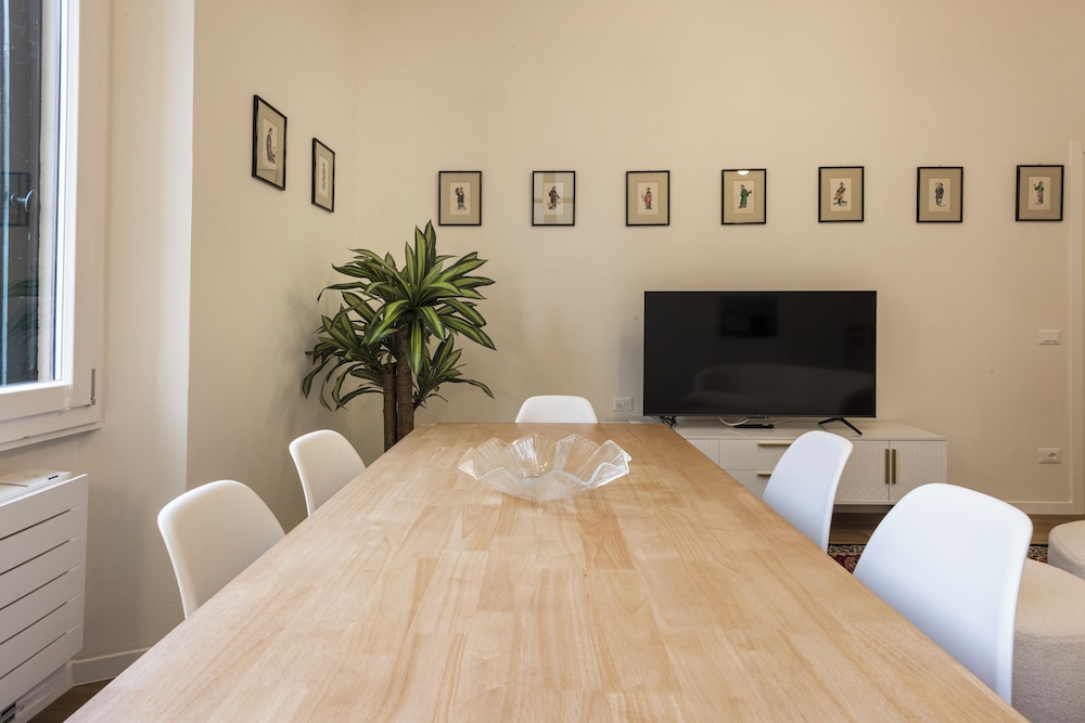 Salutati Apartments by MMega