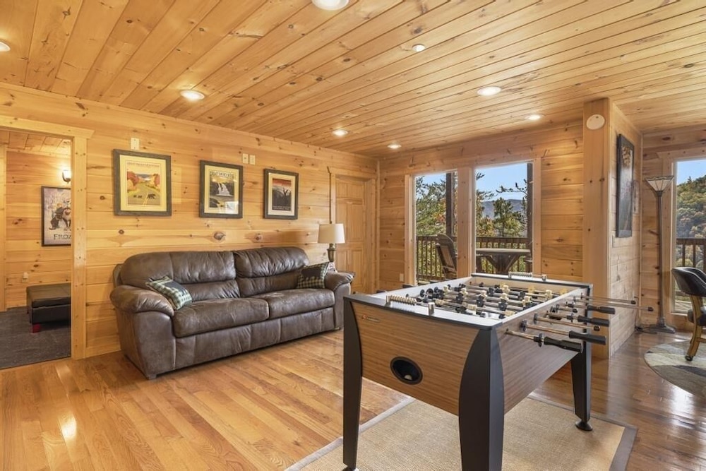 Eagle's Nest - 3 Bedrooms, 3.5 Baths, Sleeps 10 Home by RedAwning