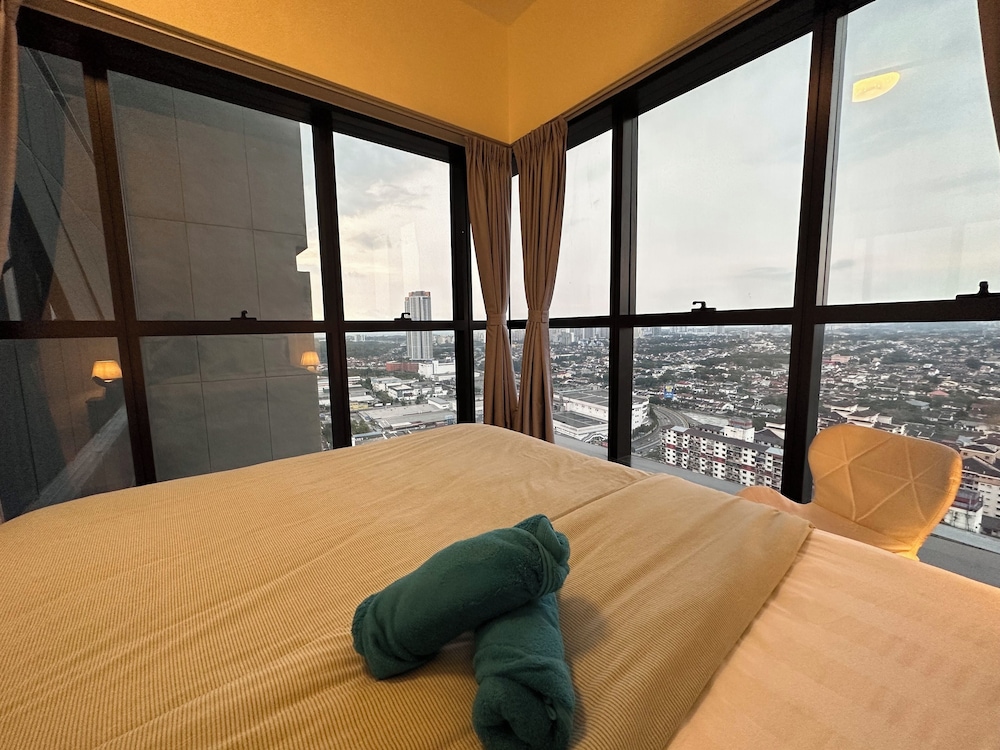 Skyline Luxe 4BR Retreat with En-suites