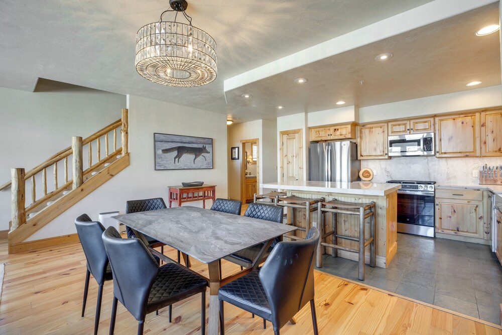 Walk to Lift! Luxe, Updated Cbmr Home w/ Mtn Views