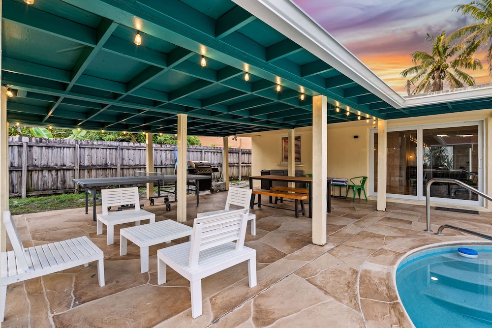 4BR With Private Pool and Game Room - Prime Location