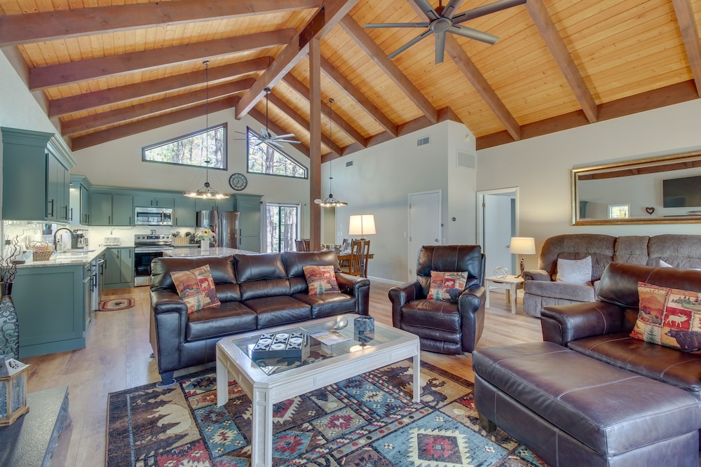 Game Room, Fire Pit, Deck: Remodeled Pinetop Cabin
