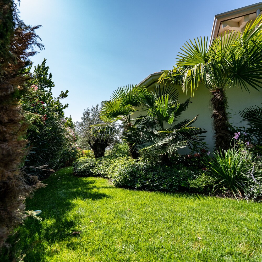 Charming Green and Blue Villa by Wonderful Italy