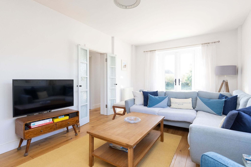 Charming Seaside Cottage - 5-min Walk to Beach