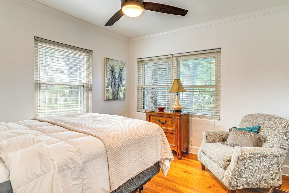 Walk to Parks & Golf: Artsy Bungalow in Lakeland!